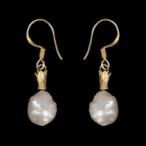 2 Rosebud-Perlen weiß - 55,00€<br />Bügel silber vergoldet mit vergoldeten Krönchen