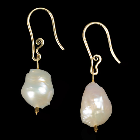 2 Rosebud-Perlen weiß - 70,00€<br />Handgefertigte Bügel Gold 333