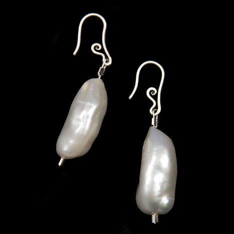 2 Keshi-Perlen (L: 2,5 cm) weiß - 82,00€<br />Handgefertigte Bügel silber