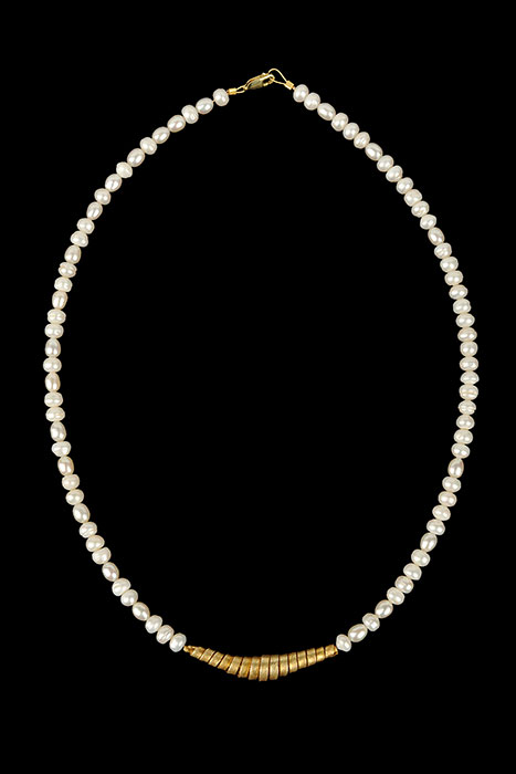 83 Perlen weiß NZ - 105,00 €<br/>Spirale vergoldet Karabiner Gold 333<br/>Länge ca. 45 cm