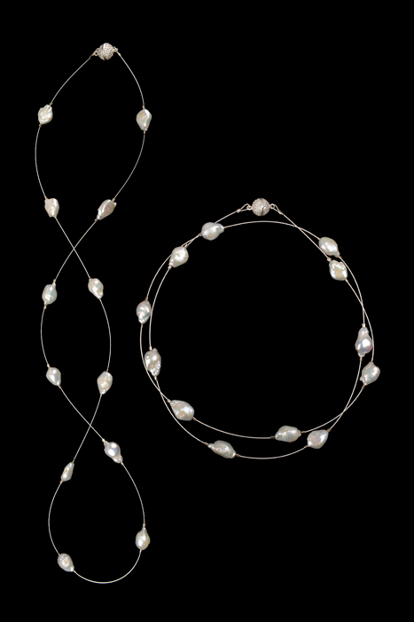 12 Keshi-Perlen weiß - 230,00 €<br />Magnetschließe silber 'Zirkonia'<br/>Länge ca. 95 cm - wunderbar lang oder doppelreihig zu tragen