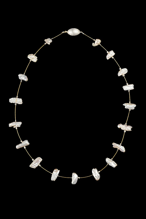 18 Zucht-Perlen weiß - 75,00 €<br />Magnetschließe silber gebürstet<br/>Länge ca. 45 cm