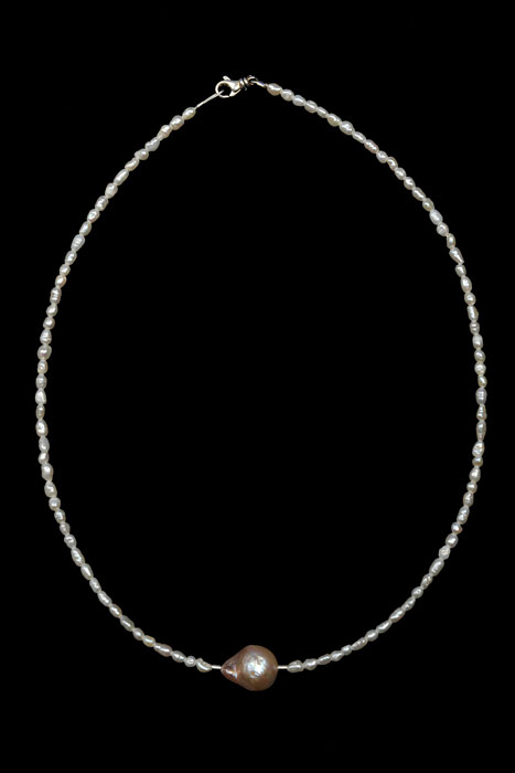 Zucht-Perlen plus eine Fireball-Perle - 95,00 €<br />Karabiner silber<br/>Länge ca. 45 cm