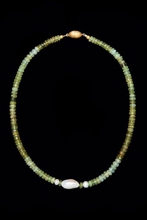 Grossular mit Perle, Länge ca. 45 cm<br />Preis auf Anfrage